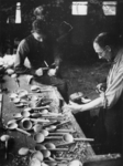 1977-3774 Het maken van houten lepels.