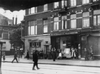 1977-3804 Rotterdammers kijken op de Nieuwe Binnenweg ter hoogte van de hoek van de Duyststraat naar overvliegende ...