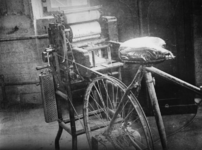 1977-3846 Een illegale stencilmachine die wordt aangedreven door middel van een fiets.