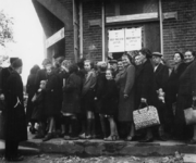 1977-3849 (Rhenen). Mensen staan in de rij om goederen in ontvangst te nemen van de HARK ( Hulp Aktie Rode Kruis).