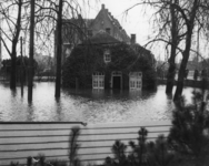 1977-3863 Overstromingen in Rotterdam en omstreken in de nacht van 31 januari op 1 februari 1953. De onder water ...