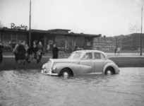 1977-3865 Een combinatie van zeer zware storm en springvloed veroorzaakt een watersnoodramp. Ook in Rotterdam zijn er ...