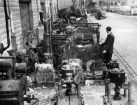 2001-1929 Machines die door de Duitsers waren weggevoerd, zijn teruggebracht in de Rotterdamse haven.