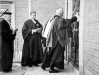 2001-2319 De 'right reverend' van de Schotse Kerk, G. Johnstone Jeffrey, bonkt op de deur van het nieuwe kerkgebouw aan ...