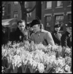 2004-2111-03 Een man en een vrouw bekijken hyacinten op de voorjaarsbloemenmarkt op de Goudsesingel.