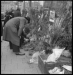 2004-2111-11 Omstanders zoeken struiken op de voorjaarsbloemenmarkt op de Goudsesingel.