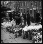2004-2111-12 Omstanders bekijken bloemen op de voorjaarsbloemenmarkt op de Goudsesingel.