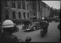 2004-2119-07 Winston Churchill neemt zijn hoed af bij zijn vertrek vanaf het stadhuis. Motoragenten begeleiden hem. ...