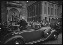 2004-2119-08 Winston Churchill neemt zijn hoed af bij zijn vertrek vanaf het stadhuis. Omstanders zwaaien hem uit. Op ...