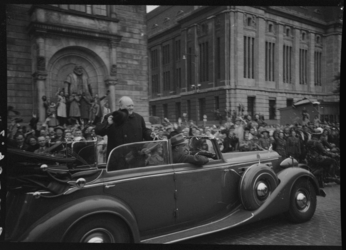 2004-2119-08 Winston Churchill neemt zijn hoed af bij zijn vertrek vanaf het stadhuis. Omstanders zwaaien hem uit. Op ...