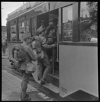 2004-2120-04 Tijdens de mobilisatie stappen militairen in een tram bij station Delftse Poort.