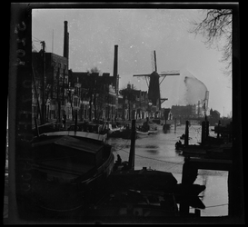 5204 De Voorhaven met op de achtergrond molen De Distilleerketel.