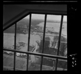 5567 Uitzicht vanuit het trappenhuis op de haven van de Rotterdamsche Zeilvereeniging. Uit een serie over het ...