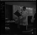 5718 Een geestelijke verzorgt de inwijding van passagiersschip Nieuw Amsterdam in een kapel aan boord van het schip.