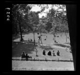 6500 Een groep kinderen ligt met een kleed op een weide in het Park.