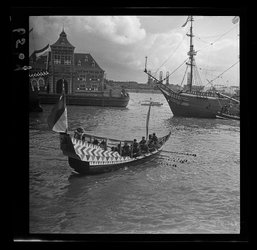 6567 Tijdens het koninginnefeest wordt op de Nieuwe Maas een demonstratie gehouden van een nagebouwde vloot van Piet ...