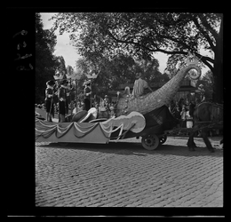 6579 Praalwagens die de zilvervloot verbeelden, rijden op het koninginnefeest mee met de stoet van Piet Heyn. Uit een ...