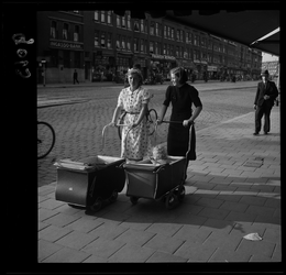 9013 Twee vrouwen lopen met kinderwagens over de Beijerlandselaan.