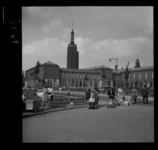9081 Vrouwen lopen met kinderwagens door het het Museumpark. Op de achtergrond museum Boijmans van Beuningen aan de ...