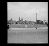 9082 Mannen graven loopgraven langs de Jongkindstraat vanwege de oorlogsdreiging. Op de achtergrond de Nieuwe Binnenweg ...
