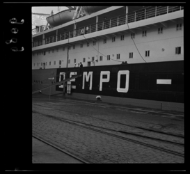 9089 De M.S. Dempo van de Koninklijke Rotterdamse Lloyd ligt afgemeerd aan de Lloydkade.