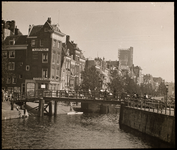 FD-4013 De Schiekolk met de houten Galerijbrug. Achter de brug de Delftsche Vaart, links de Galerij. Links op de hoek ...