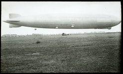 FD-4059 Luchtschip Graf Zeppelin boven een weide.