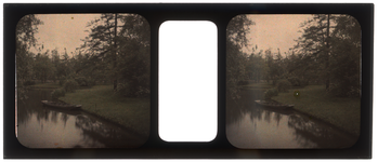 26-1-10 Stereofoto, autochroom, van een vijver met boot in Het Park.