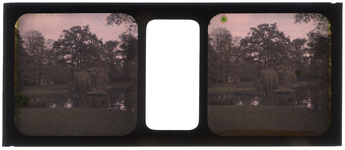 26-1-4 Stereofoto, autochroom, van een park met een vijver en bomen. Vermoedelijk betreft het Park Schoonoord of Het ...