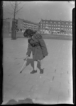 2006-15002 Een meisje speelt met haar draaitol op een trottoir op de hoek van de Grote Visserijstraat en de ...