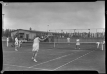 2006-15102 Een tenniswedstrijd (gemengd dubbel) op de Nenijto-tennisbaan (Tennispark Blijdorp) aan de Stadhoudersweg ...