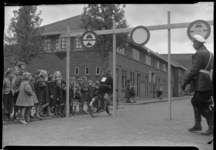 2006-15111 Leerlingen van de hoogste klas van de lagere scholen in Schiedam doen verkeersexamen in de Portugaalsestraat.