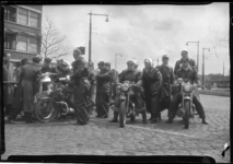 2006-15129 Een groepje van motorrijders bij het Marconiplein aan de start voor een puzzelrit, georganiseerd door ...