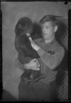 2006-15138 Dierenverzorger Chris Baris met de jonge gorilla Makoua, die afkomstig is uit Frans Congo.