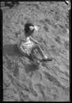 2006-15155 Het meisje Nellie met een emmertje en een schepje in het zand van de opgebroken Bergweg.