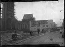 2006-15199 De Hoogstraat in oostelijke richting. Links de Sint-Laurenskerk die gerestaureerd wordt na het bombardement ...