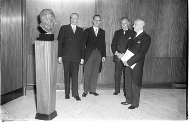 2006-15269 Vier heren in de grote zaal van de Kamer van Koophandel bij de bronzen buste van dr. W.A. Engelbrecht, ...