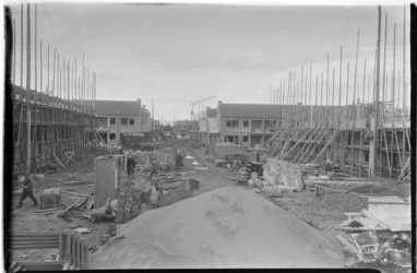 2006-15392 De bouw van woningen in de Zierikzeestraat in Pendrecht. Op de achtergrond het Charlois Lyceum aan het ...