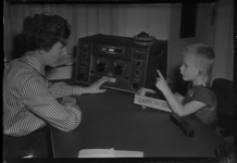 2006-15435 Een jongen doet een gehooroefening bij het Audiologisch Centrum.