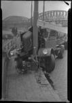 2006-15512 Een melkauto is bij het Bolwerk met zijn motorkap tegen een lantarenpaal aan gebotst en moet worden ...