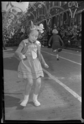 2006-15754 Kinderspelen ter gelegenheid van Koninginnedag in de feestelijk versierde Rietvinkstraat: een meisje met een ...
