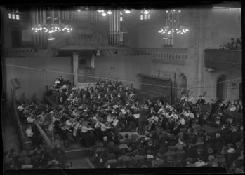 2006-15767 Het London Schools Symphony Orchestra (LSSO) onder leiding van dr. Leslie Russell geeft een concert in de ...