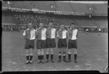 2006-15845 Vijf voorhoedespelers van Feyenoord in De Kuip: Jan de Jager; Wim van der Heide, Harry Broeders, Riny van ...