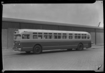 2006-15891 Nieuw model stadbus van General Motors die plaats biedt aan 102 passagiers bij een loods aan de Sluisjesdijk.