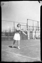 2006-15919 Een tennisspeelster serveert op de tennisbaan Nenijto (Tennispark Blijdorp) aan de Stadhoudersweg 181.