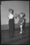 2006-15981 Een jongen en een meisje maken dansbewegingen vermoedelijk in dansschool Freddy de Groot, Dordtsestraatweg 28a.