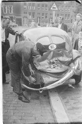 2006-16041 De achterzijde van een Volkswagen Kever is ingedeukt na een kettingbotsing in de Maastunnel. Op de ...