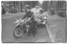 2006-16067 Een motorrijder in een stoet van een bloemencorso in de Calandstraat (noordzijde tussen de Veerhaven en de ...