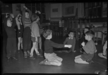 2006-17086 Enkele jongens spelen dat ze kabouters zijn, tijdens een muziekles in (vermoedelijk) de Montessorischool aan ...