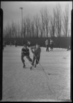 2006-17128 Twee jongeren spelen ijshockey op de Nenijto-schaatsbaan bij de Stadhoudersweg en het Park Blijdorp (Vroesenpark).